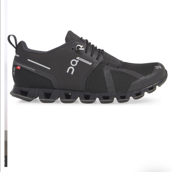 On cloud waterproof running sneaker 🖤 - Picture 4 of 9